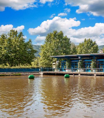 Katalonya Pirenesi Dağları 'ndaki nehir doğa manzarasıyla çevrili.