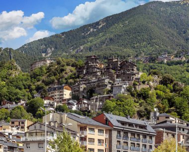 Arkasında pireneler olan Andorra la Bella.