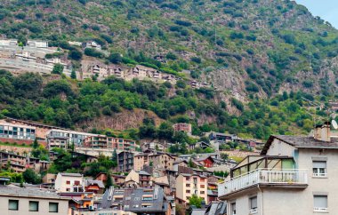 Arkasında pireneler olan Andorra la Bella.