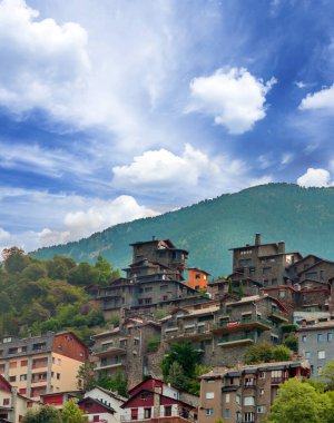 Arkasında pireneler olan Andorra la Bella.