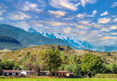 Katalonya 'nın kırsal kesimindeki Pirenes Dağları