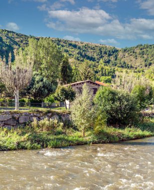 Katalonya Pirenesi Dağları 'ndaki nehir doğa manzarasıyla çevrili.