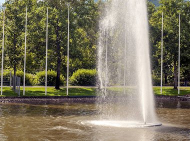 Katalonya Pirenesi Dağları 'ndaki nehir doğa manzarasıyla çevrili.