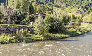 Katalonya Pirenesi Dağları 'ndaki nehir doğa manzarasıyla çevrili.