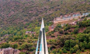 Arkasında pireneler olan Andorra la Bella.