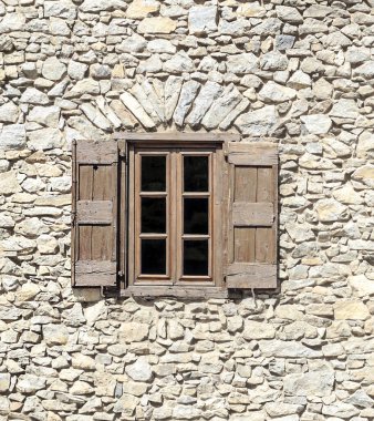 Taş duvar arkaplanındaki pencereler