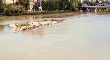 Zaragoza 'daki Ebro Nehri' nin bir tarafında binalar var.