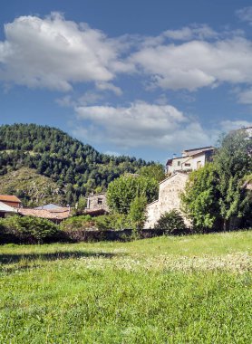 Katalonya 'nın kırsal kesimindeki Pirenes Dağları