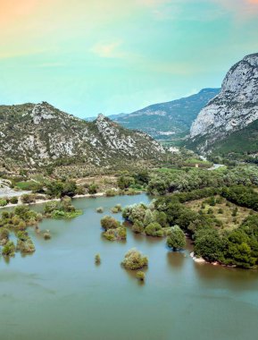 Pirenelerdeki göl, doğa ile çevrili dağlardır.