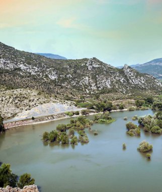 Pirenelerdeki göl, doğa ile çevrili dağlardır.
