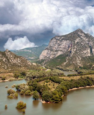 Pirenelerdeki göl, doğa ile çevrili dağlardır.
