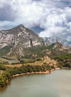 Pirenelerdeki göl, doğa ile çevrili dağlardır.