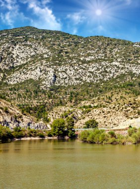 Pirenelerdeki göl, doğa ile çevrili dağlardır.