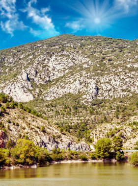 Pirenelerdeki göl, doğa ile çevrili dağlardır.