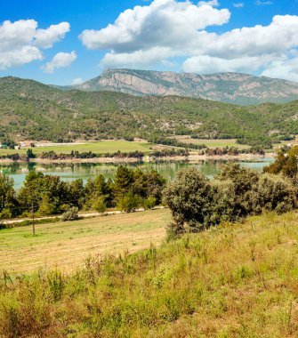 Pirenelerdeki göl, doğa ile çevrili dağlardır.