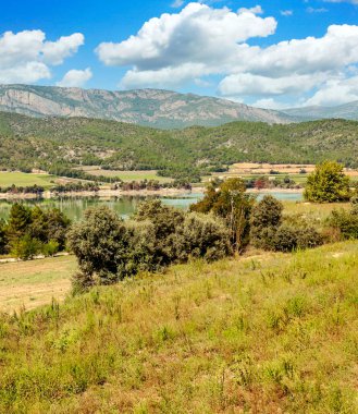 Pirenelerdeki göl, doğa ile çevrili dağlardır.