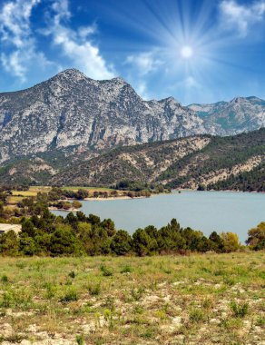 Pirenelerdeki göl, doğa ile çevrili dağlardır.