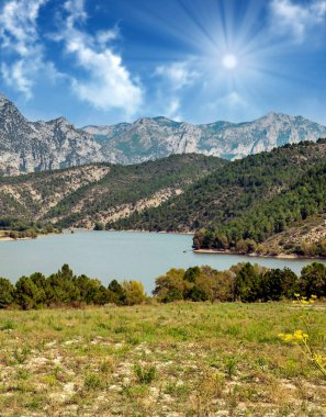 Pirenelerdeki göl, doğa ile çevrili dağlardır.