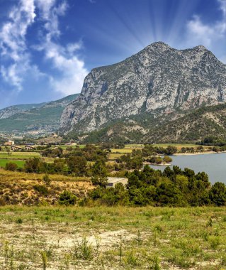 Pirenelerdeki göl, doğa ile çevrili dağlardır.