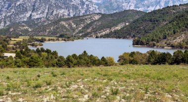 Pirenelerdeki göl, doğa ile çevrili dağlardır.