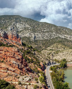 Pirenelerdeki göl, doğa ile çevrili dağlardır.