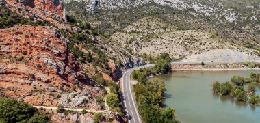 Pirenelerdeki göl, doğa ile çevrili dağlardır.
