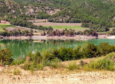 Pirenelerdeki göl, doğa ile çevrili dağlardır.