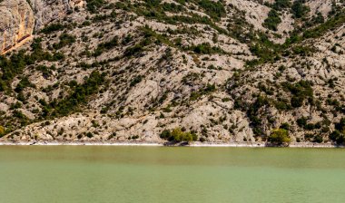 Pirenelerdeki göl, doğa ile çevrili dağlardır.