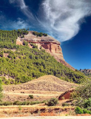 İspanya 'nın merkezinde dağlar bulutlu bir günde