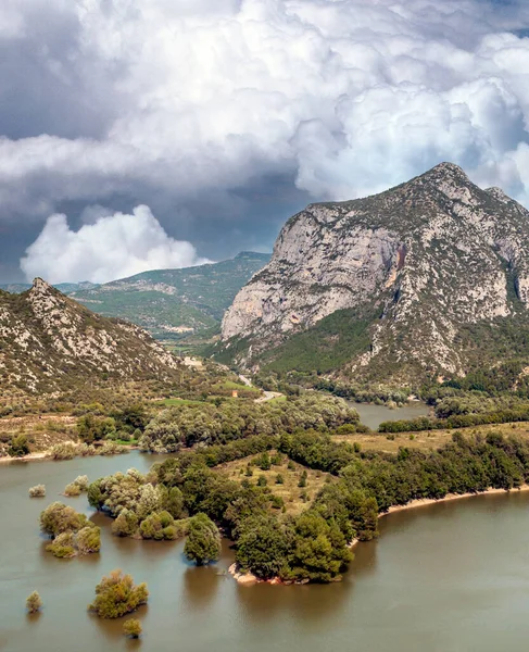 Pirenelerdeki göl, doğa ile çevrili dağlardır.