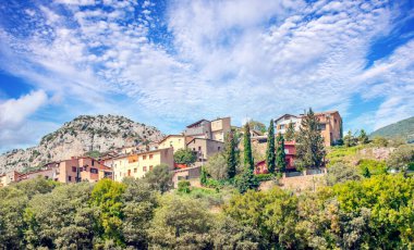Katalonya 'nın kırsal kesimindeki Pirenes Dağları
