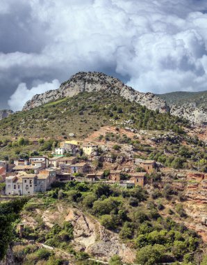 Katalonya 'nın kırsal kesimindeki Pirenes Dağları
