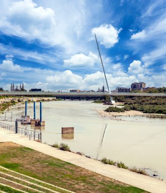 Katalonya Pirenesi Dağları 'ndaki nehir doğa manzarasıyla çevrili.