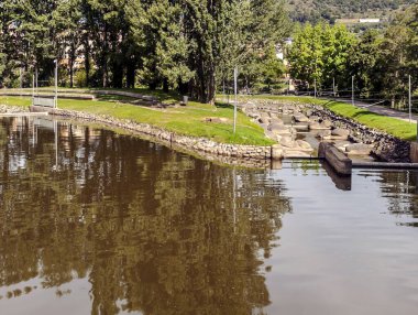 Katalonya Pirenesi Dağları 'ndaki nehir doğa manzarasıyla çevrili.