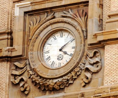 İspanya 'nın kuzeyinde güneşli bir günde Zaragoza Katedrali' nin Kubbesi.