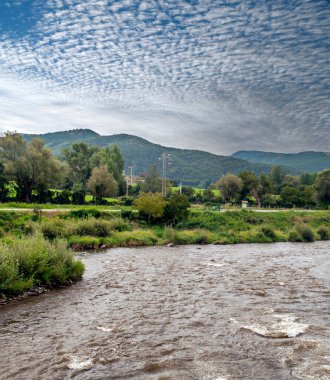 Katalonya Pirenesi Dağları 'ndaki nehir doğa manzarasıyla çevrili.