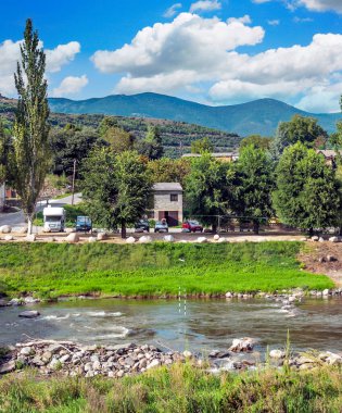 Katalonya Pirenesi Dağları 'ndaki nehir doğa manzarasıyla çevrili.