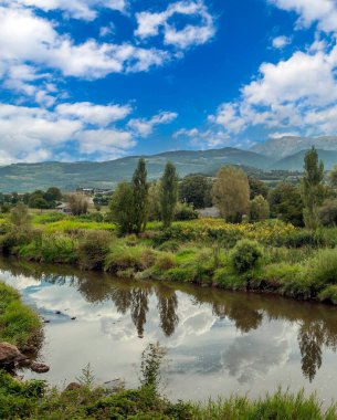Katalonya Pirenesi Dağları 'ndaki nehir doğa manzarasıyla çevrili.