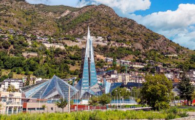 Arkasında pireneler olan Andorra la Bella.