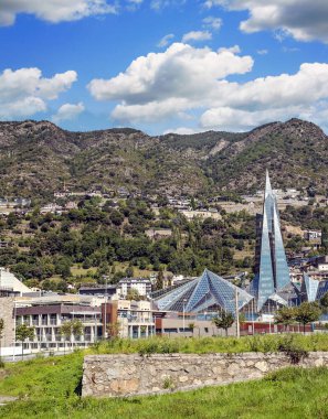 Arkasında pireneler olan Andorra la Bella.