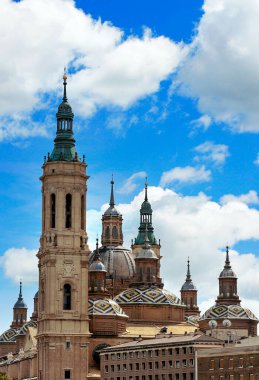 İspanya 'nın kuzeyindeki Zaragoza şehrindeki Bazilika del Pilar