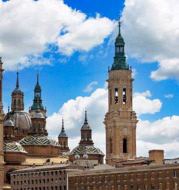 İspanya 'nın kuzeyindeki Zaragoza şehrindeki Bazilika del Pilar