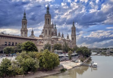 Zaragoza İspanya 'nın kuzeyinde, bulutlu bir günde nehrin yanında.