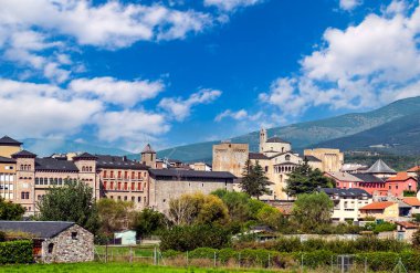 Katalonya 'nın kırsal kesimindeki Pirenes Dağları