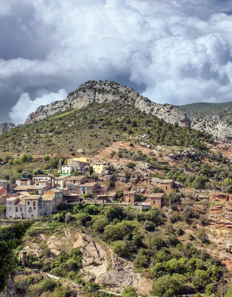 Katalonya 'nın kırsal kesimindeki Pirenes Dağları