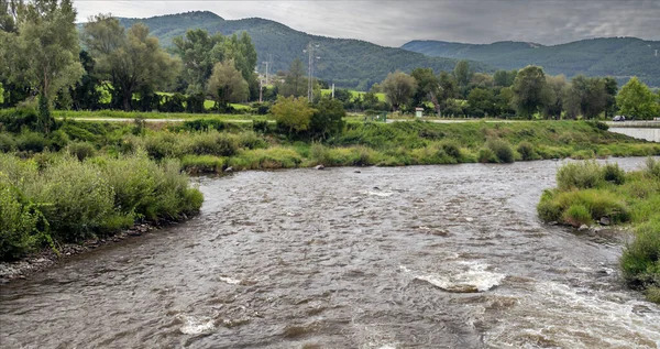 Katalonya Pirenesi Dağları 'ndaki nehir doğa manzarasıyla çevrili.