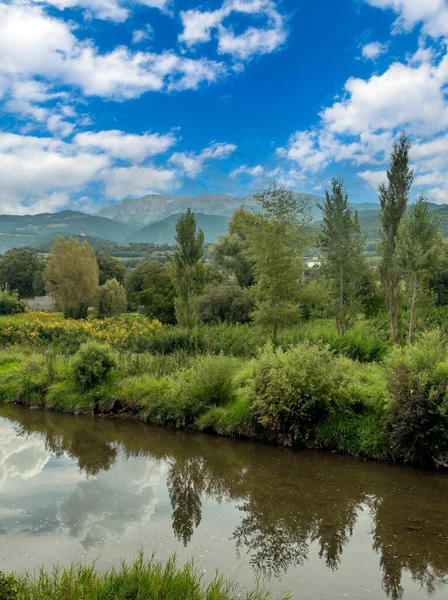 Katalonya Pirenesi Dağları 'ndaki nehir doğa manzarasıyla çevrili.