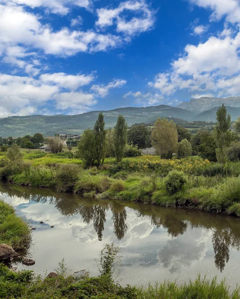 Katalonya Pirenesi Dağları 'ndaki nehir doğa manzarasıyla çevrili.