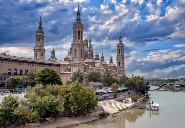 Zaragoza İspanya 'nın kuzeyinde, bulutlu bir günde nehrin yanında.
