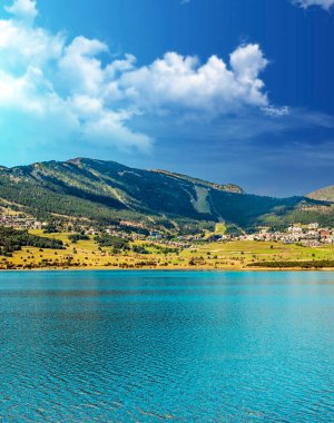 Fransa 'nın güneyinde, Pireneler' in dağlarında göl